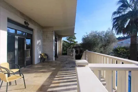 Prostrana natkrivena terasa sa garniturom za sjedenje i pogledom na dvorište. - image 32