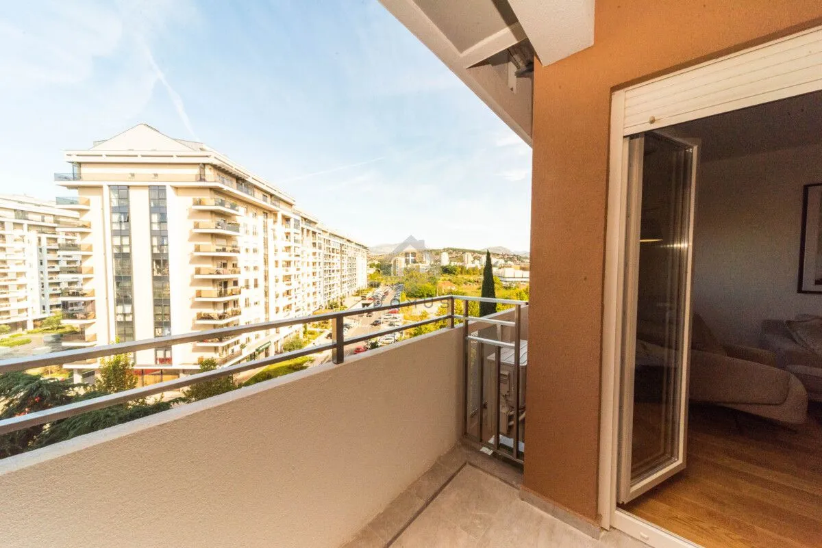 Izdavanje, jednosoban stan, 49m², Central Point, Podgorica