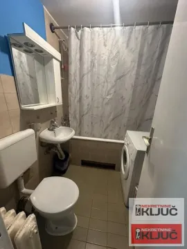 Manje kupatilo sa kadom, umivaonikom, WC šoljom i veš mašinom. - image 9
