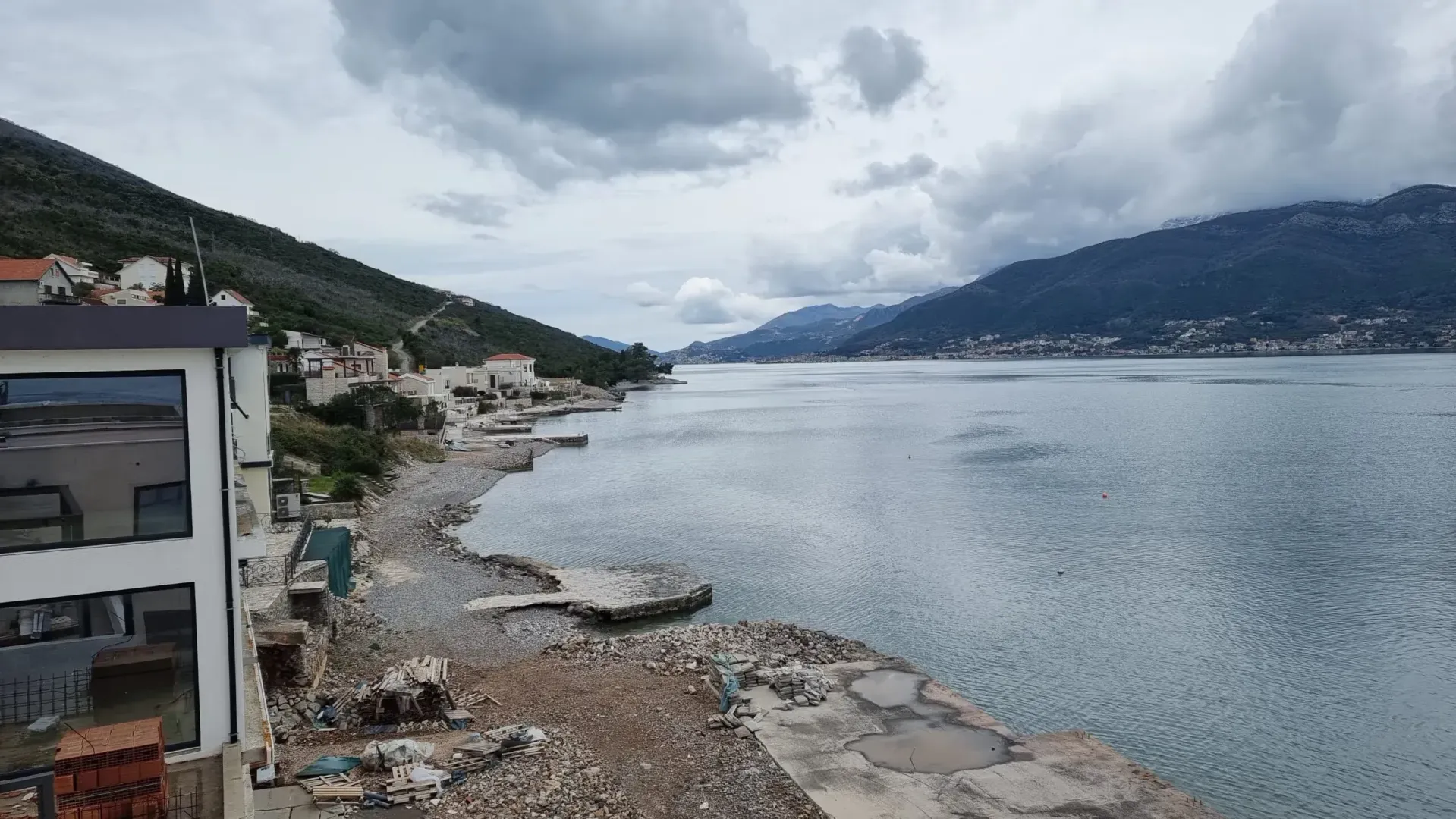 Pogled sa nekretnine na more i obalu.