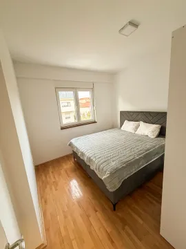 Furnished bedroom with a double bed and a window. - image 3