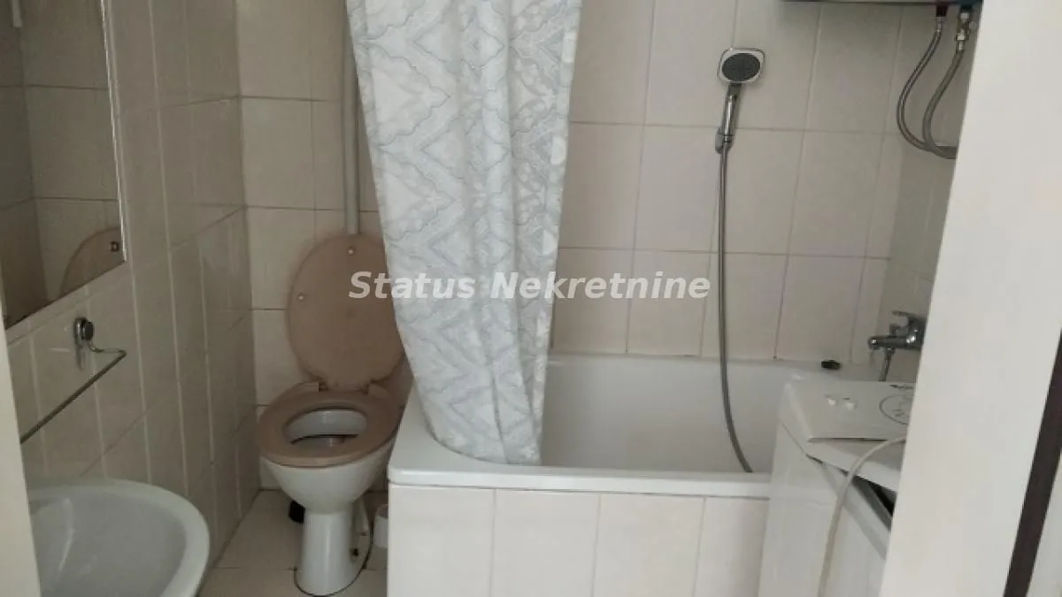 Manje kupatilo sa kadom, wc šoljom i umivaonikom.