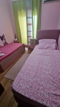 Dječija spavaća soba sa dva kreveta i izlazom na terasu. - image 9