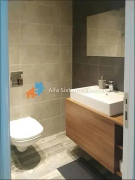 Moderno kupatilo sa umivaonikom, visećim ormarićem i WC šoljom. - image 9