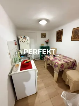 Manja kuhinja sa trpezarijskim stolom i frižiderom. - image 6