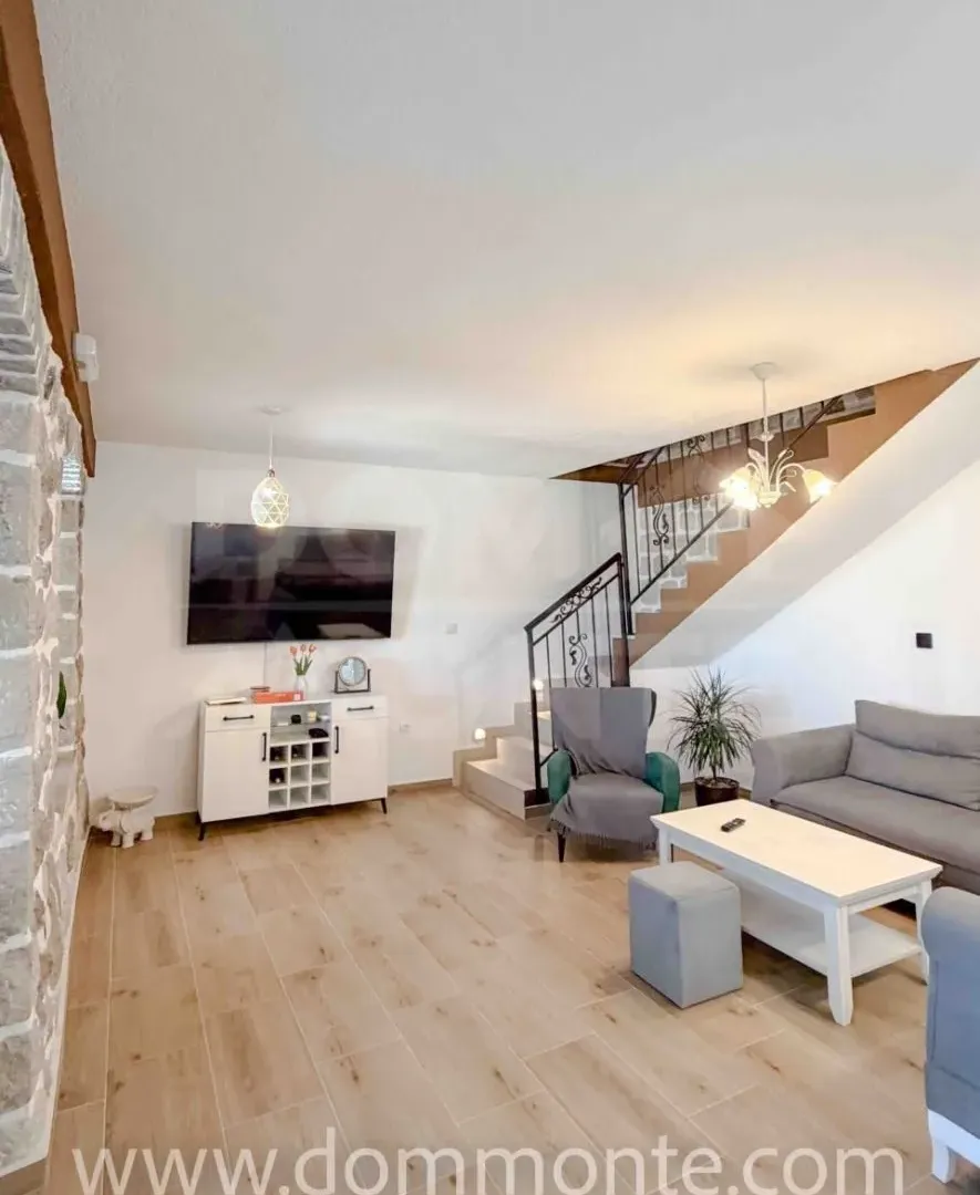 Izdavanje, dvosoban stan, 80m², Tivat, Crna Gora