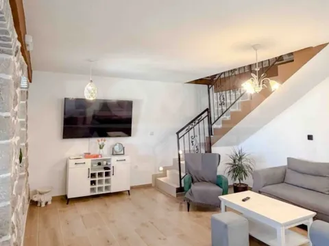 Izdavanje, dvosoban stan, 80m², Tivat, Crna Gora - image 1