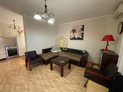 Dnevna soba sa garniturom i pogledom prema kuhinji. - image 3