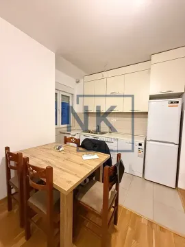 Kuhinja sa trpezarijom i drvenim stolom. - image 2