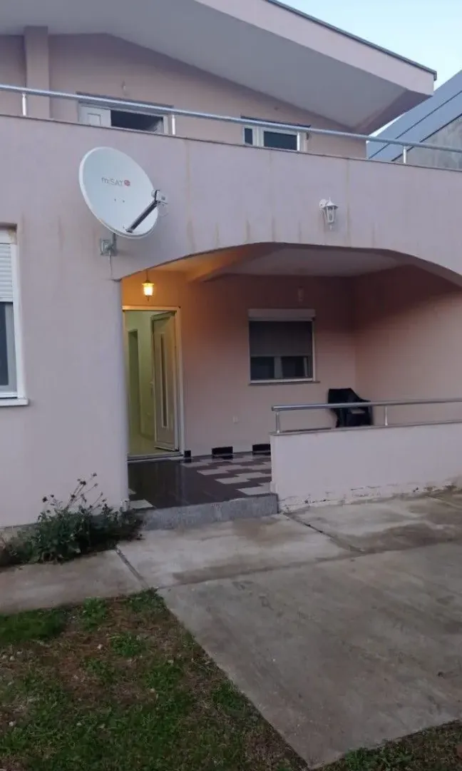 Izdavanje, kuća, 85m², Polje, Bar