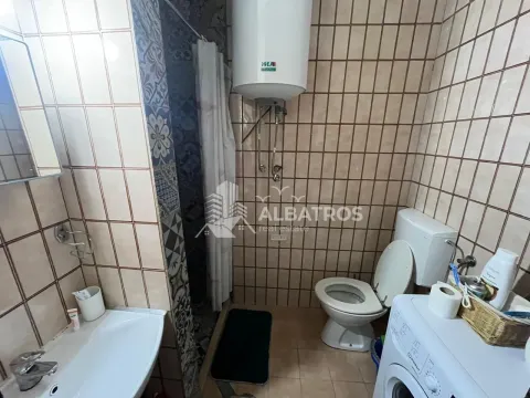 Manje kupatilo sa tuš kabinom, WC šoljom, lavaboom i bojlerom. - image 7