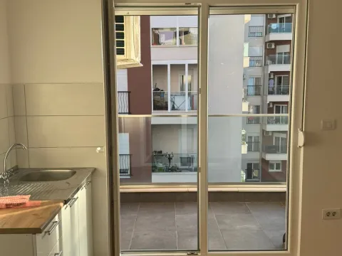 Izdavanje, dvosoban stan, 62m², Stari Aerodrom, Podgorica - image 5