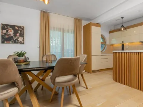 Izdavanje, trosoban stan, 110m2, Pržno, Budva Izdavanje, trosoban stan, 110m2, Pržno, Budva
