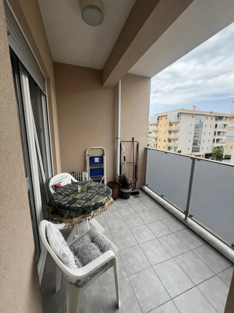 Terasa sa stolom i stolicama.