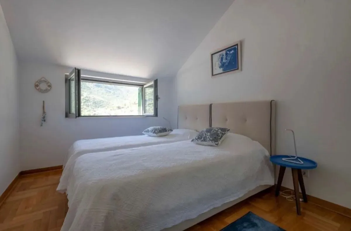 Prodaja, dvosoban stan, 90m², Morinj, Kotor