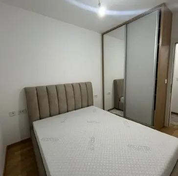 Namještena spavaća soba sa bračnim krevetom i velikim ormarom sa ogledalom. - image 7