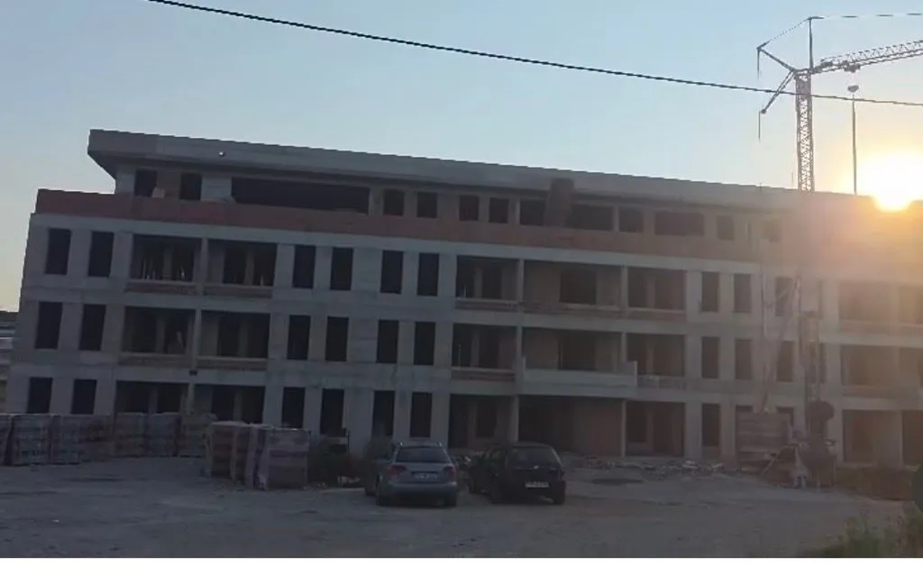 Pogled na stambenu zgradu u izgradnji.