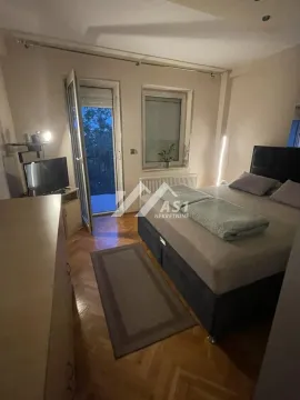 Nameštena spavaća soba sa bračnim krevetom i izlazom na terasu. - image 6