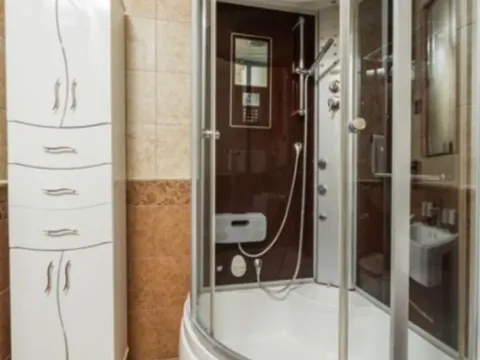 Izdavanje, trosoban stan, 130m², Dobrota, Kotor - image 2