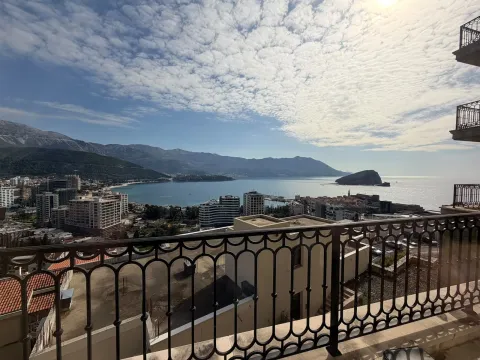Pogled na more i grad sa terase. - image 16