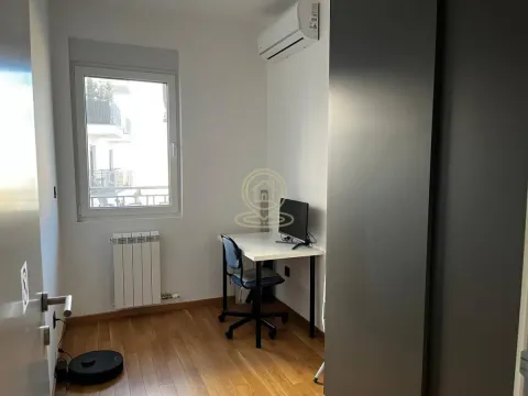 Manja spavaća soba sa radnim stolom i klima uređajem. - image 10