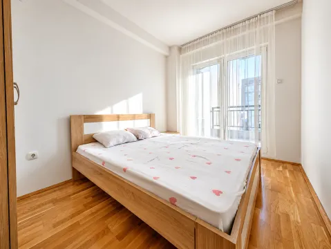 Svjetla spavaća soba sa bračnim krevetom i izlazom na terasu. - image 6
