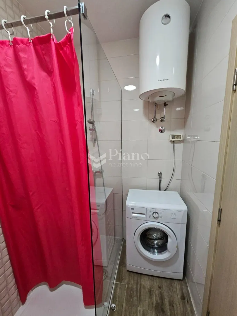 Kupatilo sa tuš kabinom, bojlerom i veš mašinom.