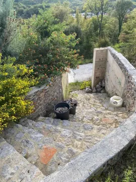 Kamene stepenice koje vode kroz dvorište okruženo zelenilom. - image 3