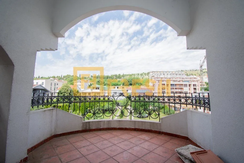 Prodaja, četvorosoban stan, 206m², Momišići, Podgorica