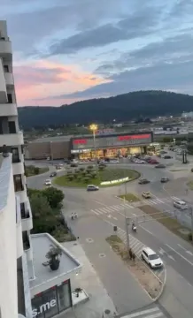 Pogled sa terase na gradsku ulicu, kružni tok i okolne objekte. - image 9