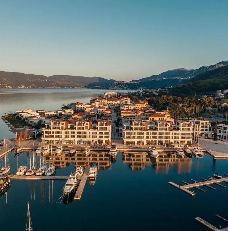 Pogled iz vazduha na luksuzno naselje i marinu.