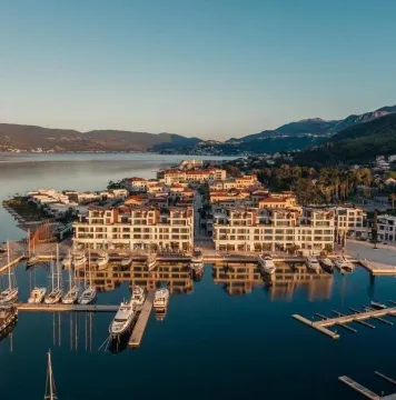 Pogled iz vazduha na luksuzno naselje i marinu. - image 2