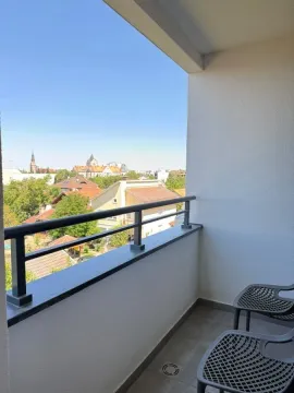 Natkriveni balkon sa stolicama i pogledom na grad. - image 13