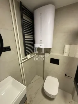 Pogled na kupatilo sa WC šoljom, umivaonikom i bojlerom. - image 20