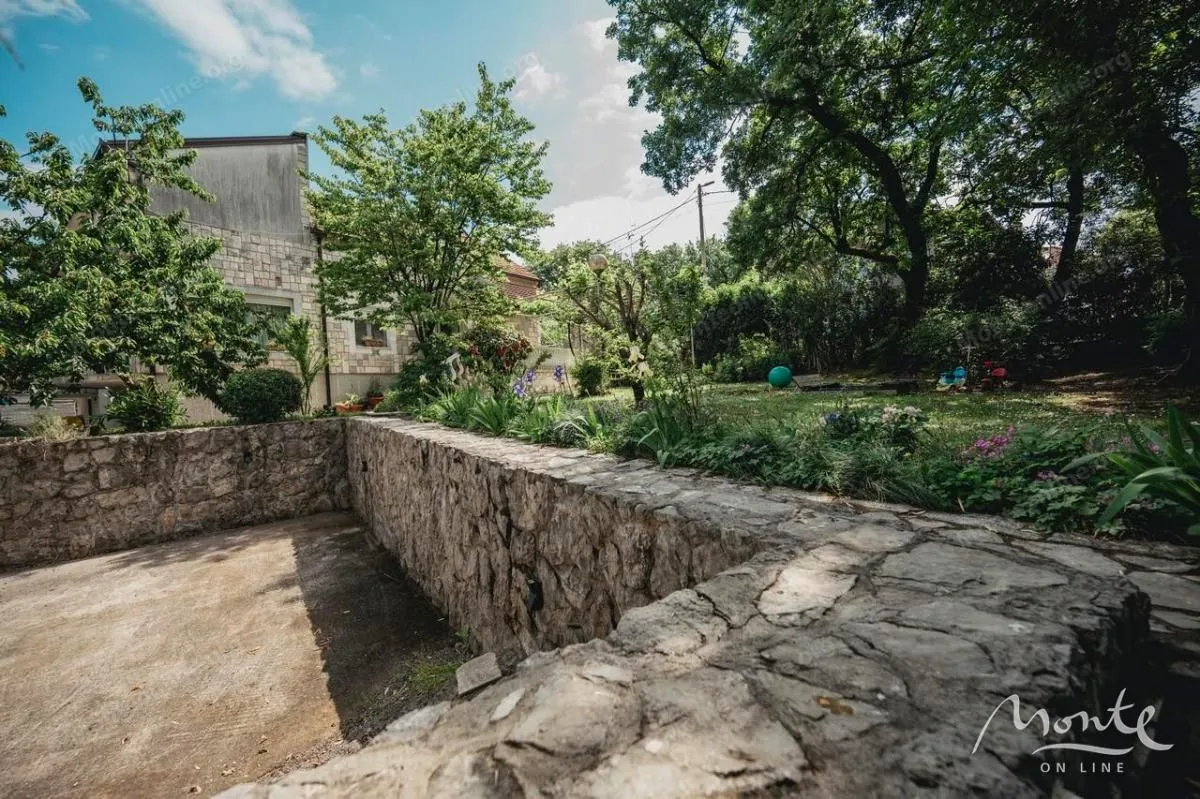 Prodaja, kuća, 350m², Velje Brdo, Podgorica
