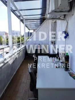 Natkriveni balkon sa stolom i stolicama. - image 3