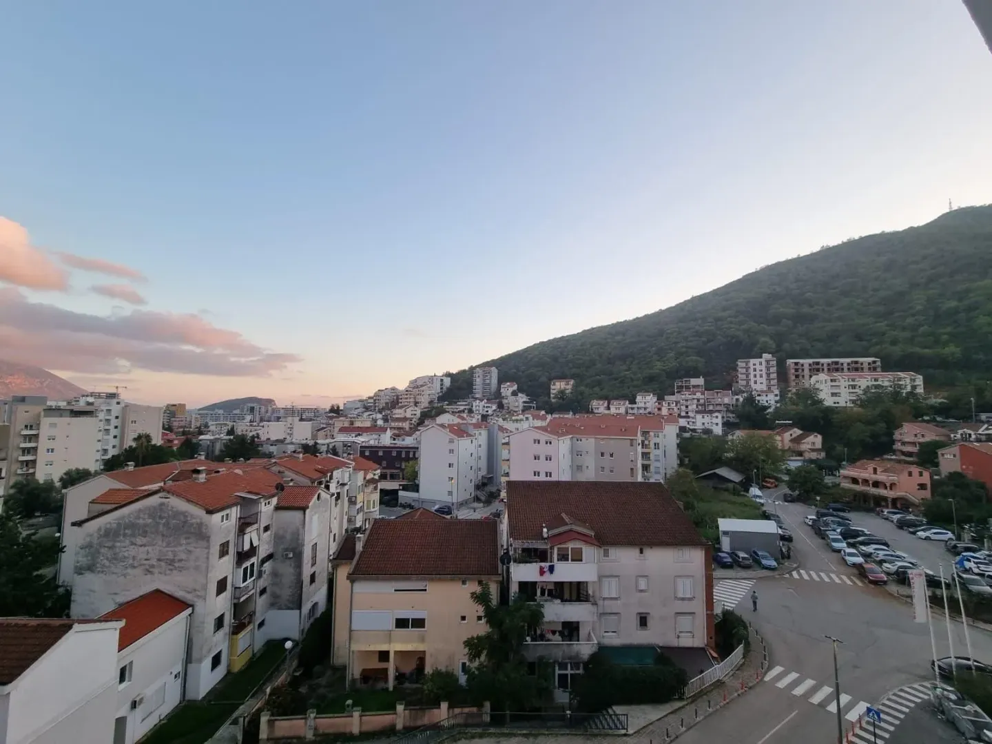 Pogled sa nekretnine na grad i okolna brda.
