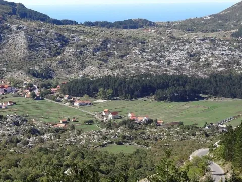 Zemljište in Njeguši