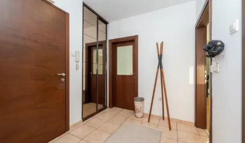 Izdavanje, dvosoban stan, 74m², Blok 9, Podgorica - image 3