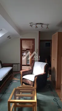 Dnevna soba sa garniturom i pogledom na hodnik i kuhinju. - image 3