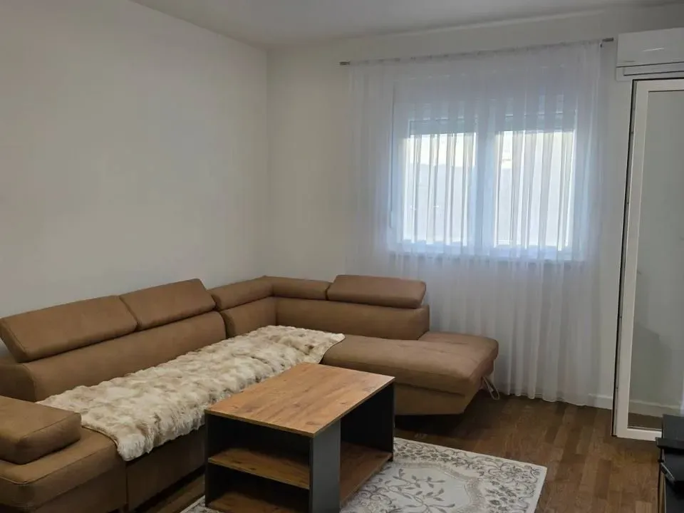Izdavanje, jednosoban stan, 46m², Stari Aerodrom, Podgorica