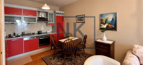 Kuhinja sa trpezarijom opremljena drvenim elementima i aparatima. - image 4