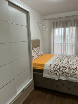 Svijetla spavaća soba sa bračnim krevetom i velikim bijelim plakarem. - image 3