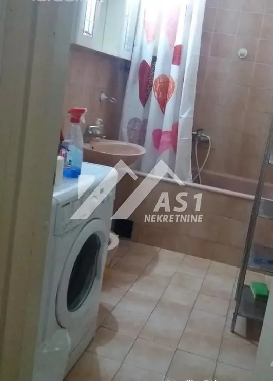 Kupatilo sa kadom, umivaonikom i veš mašinom.