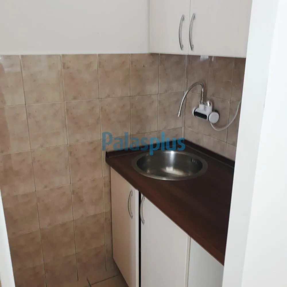 Izdavanje, poslovni prostor, 54m², Zemun Centar, Zemun Sve Podlokacije
