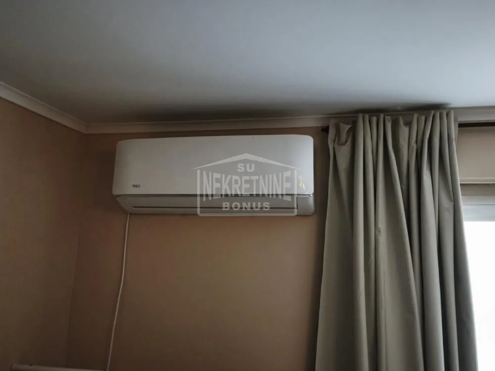 Klima uređaj na zidu u prostoriji.