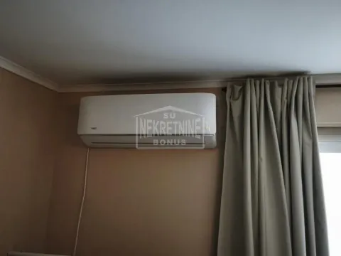 Klima uređaj na zidu u prostoriji. - image 2