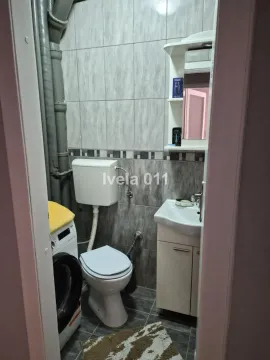 Manje kupatilo sa wc šoljom, umivaonikom i veš mašinom. - image 19
