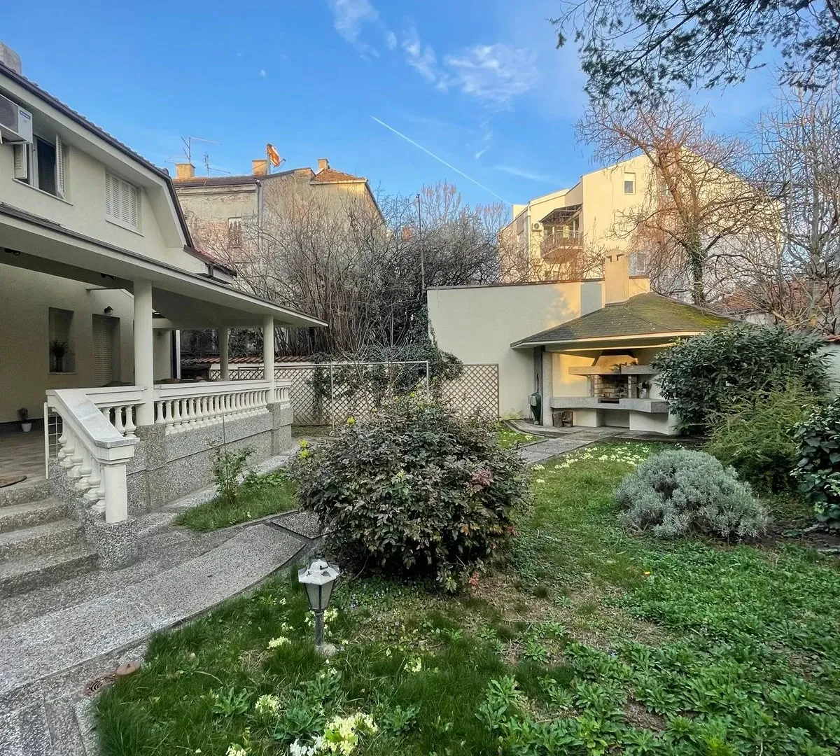 Izdavanje, kuća, 300m², Vračar Sve Podlokacije, Beograd
