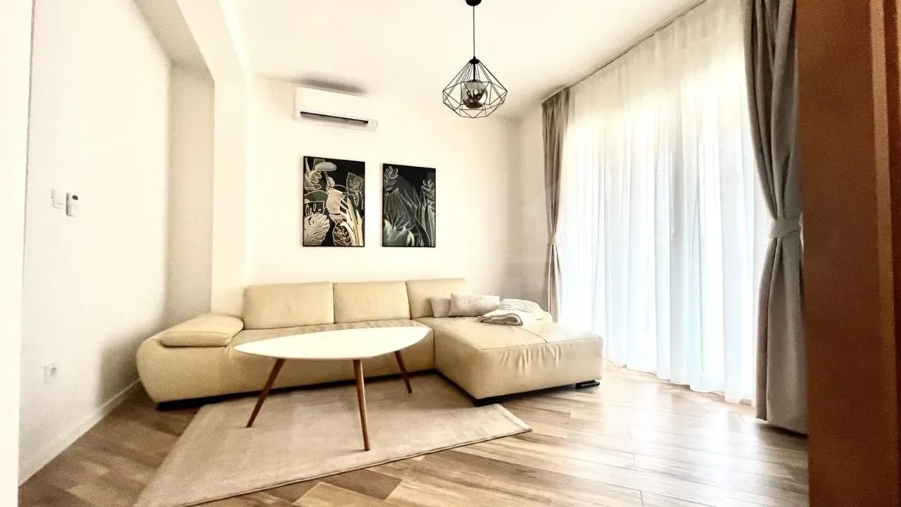 Izdavanje, dvosoban stan, 55m², Tivat, Crna Gora